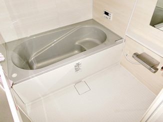 バスルームリフォーム 高級感を感じるグレーで統一された浴室空間