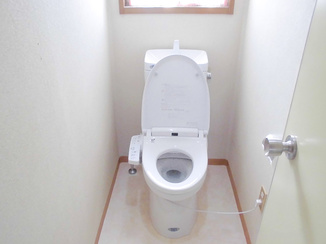 トイレリフォーム 床も本体も真っ白な清潔感溢れるトイレ