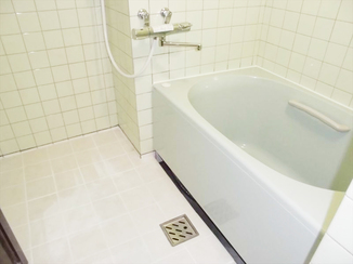 バスルームリフォーム 保温性のあるタイルで冬場も快適なバスルーム